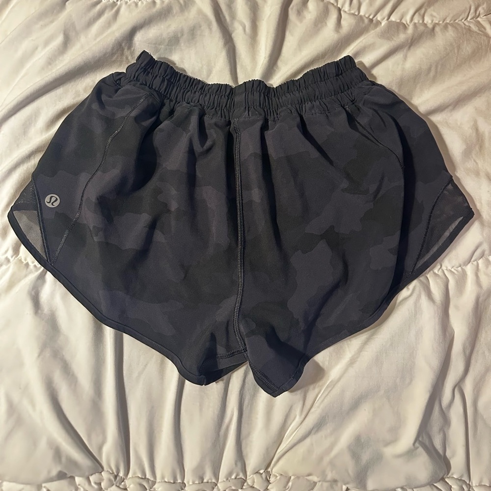 Lululemon Hotty Hot low rise lined shorts 2.5” - camo - size 6
